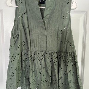 GAP Eyelet top, Size S